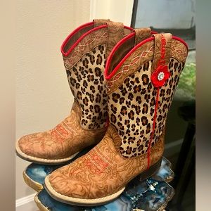 Girls western cowboy 🐴 boots with cheetah print and red and rhinestones. Size 2